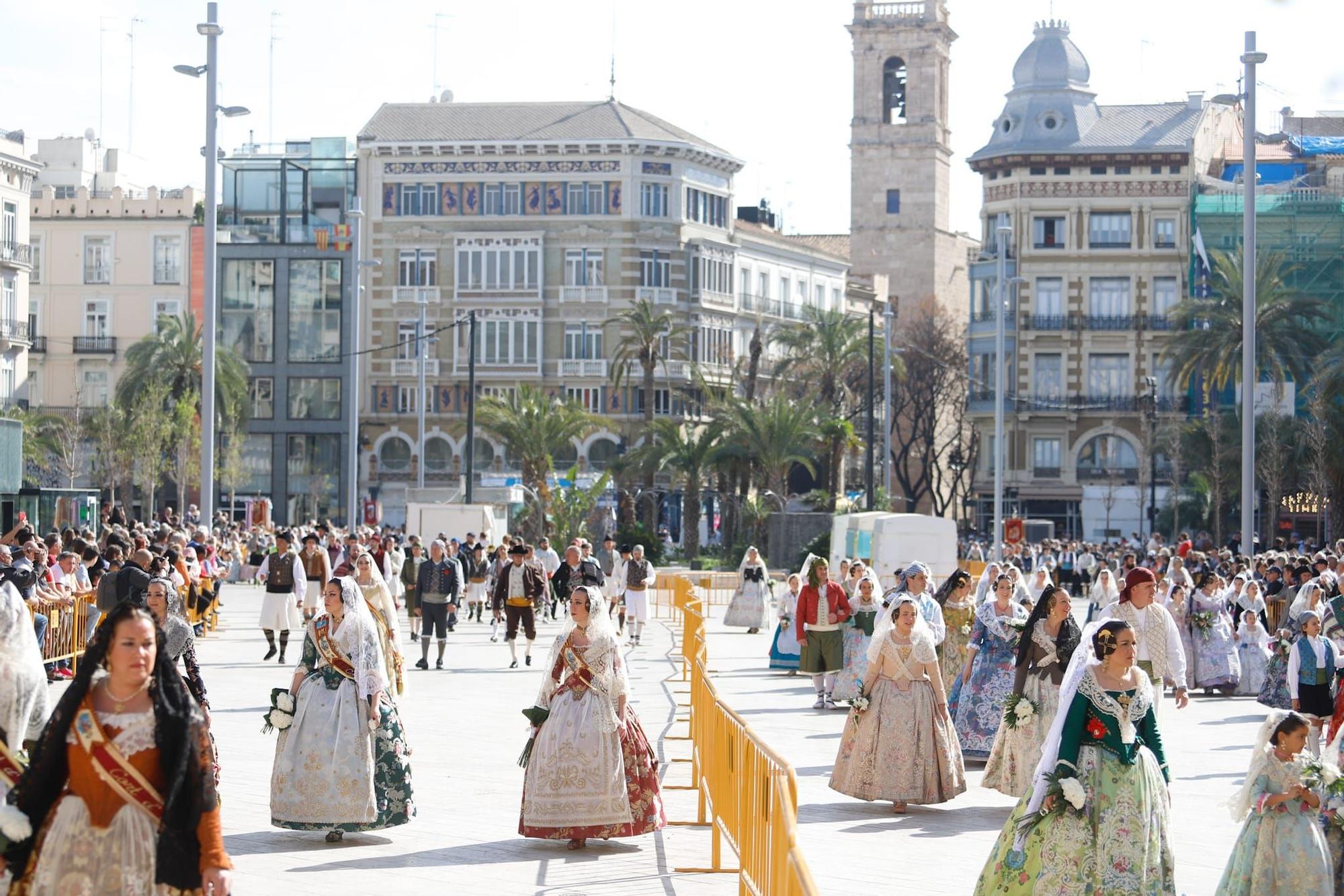 Las primeras comisiones ofrendan a la virgen