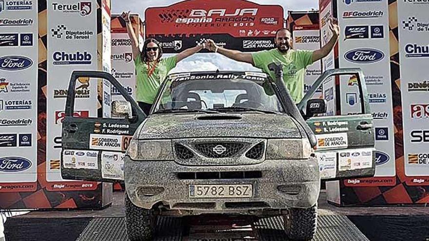 Francisco RodrÃ­guez y Sonia Ledesma celebran su segundo puesto en la Baja AragÃ³n.