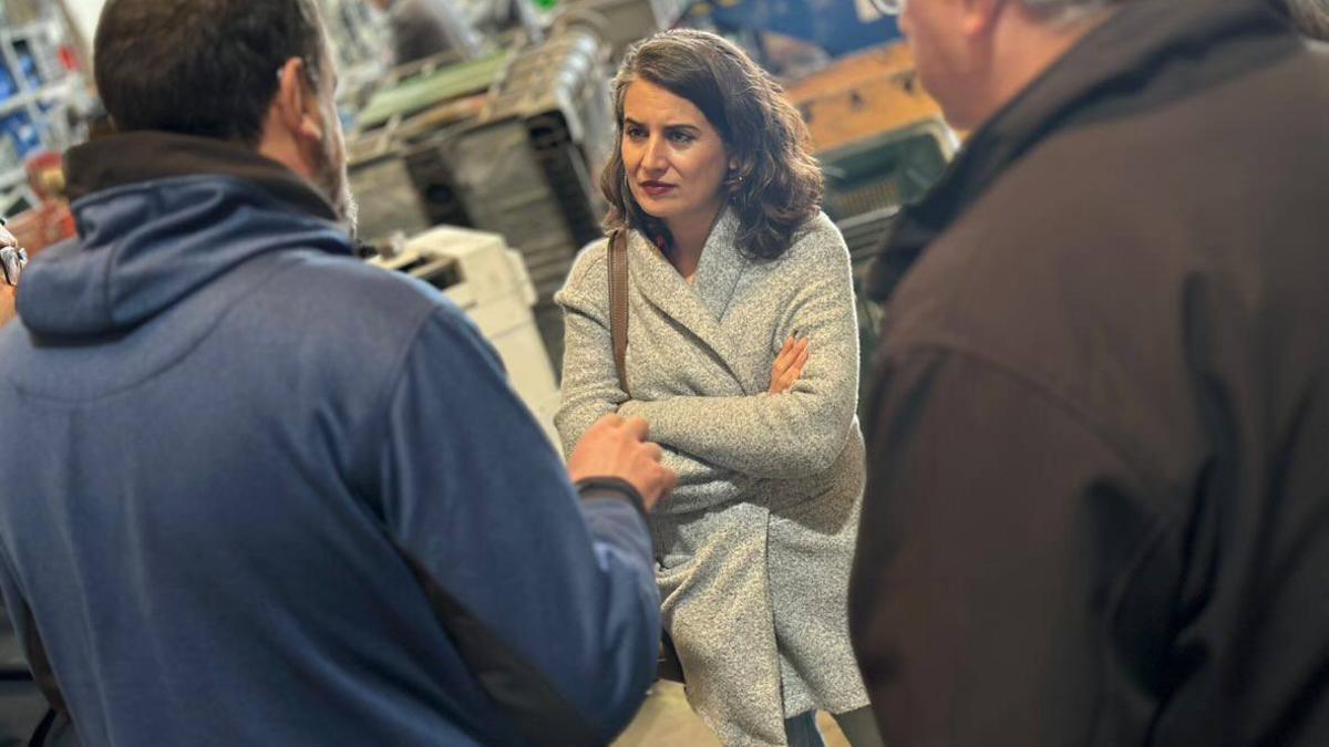 Irene de Miguel, en su visita a la planta de reciclaje Recitex, gestionada por Minusbarros en Zafra.