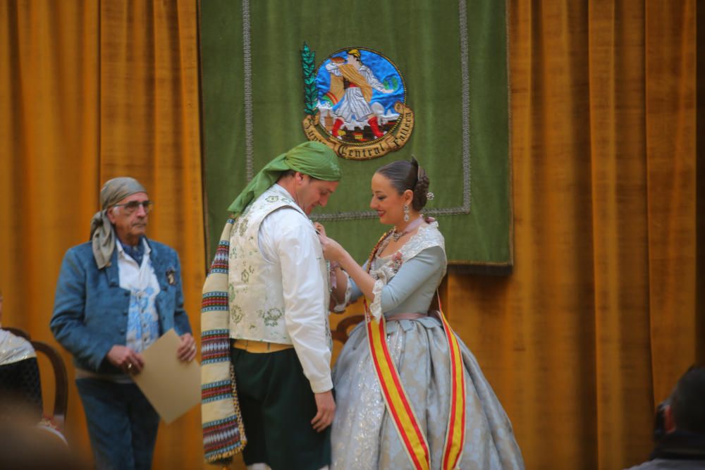 Intercambio de fotos con la fallera mayor e imposición de bunyols d'or