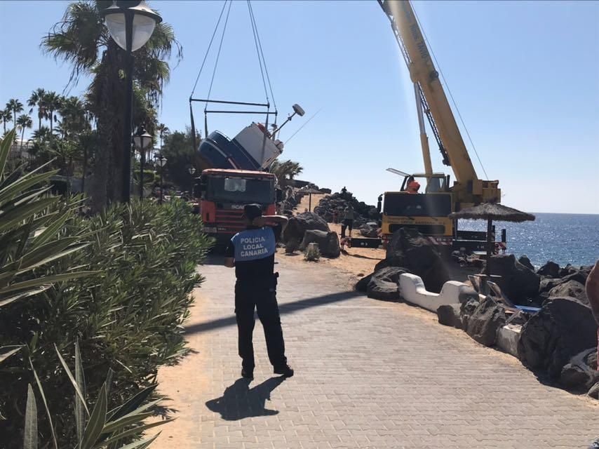 Un barco pesquero encalla en la costa de Playa Blanca