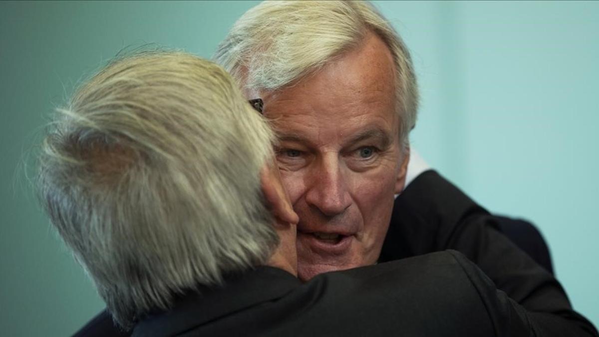 El presidente de la Comisión, Jean-Claude Juncker, besa al negociador europeo para el 'brexit', Michel Barnier.
