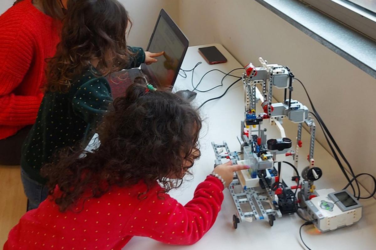 Alumnes construint un robot
