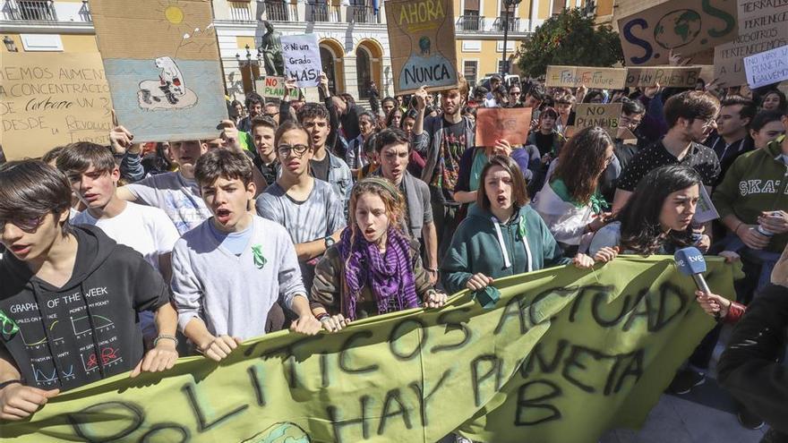 Entre 200 y 250 jóvenes se manifiestan en Badajoz contra el cambio climático