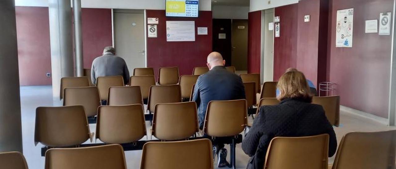 Varias personas esperan a ser atendidos por un médico en un centro de salud de Pontevedra. |   // R. VÁZQUEZ