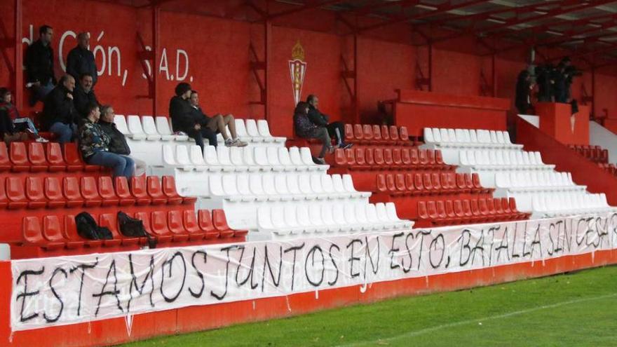 Pancarta de apoyo a los jugadores del Sporting durante el entrenamiento de ayer en Mareo.