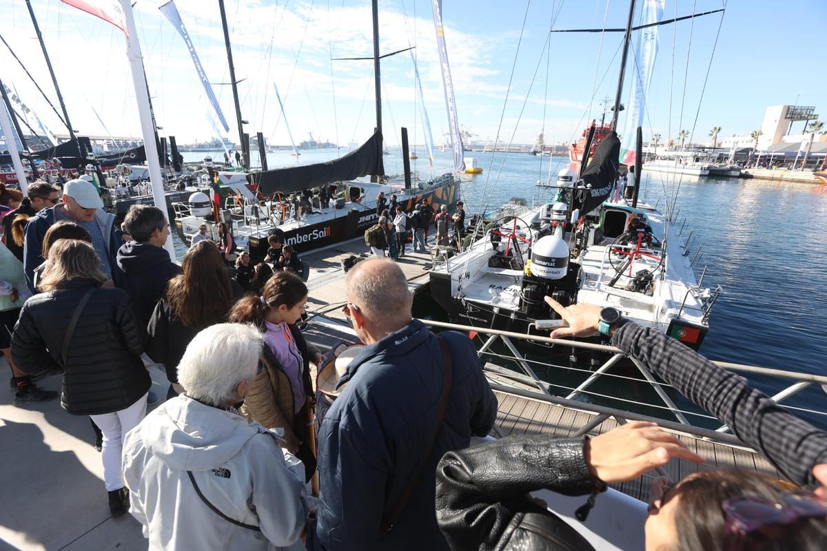 Aficionados presenciando una de la embarcaciones que participa en la Ocean Race