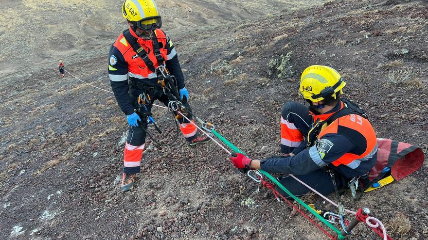 Rescatan a dos senderistas con riesgo de caer desde la cima de una montaña en Lanzarote