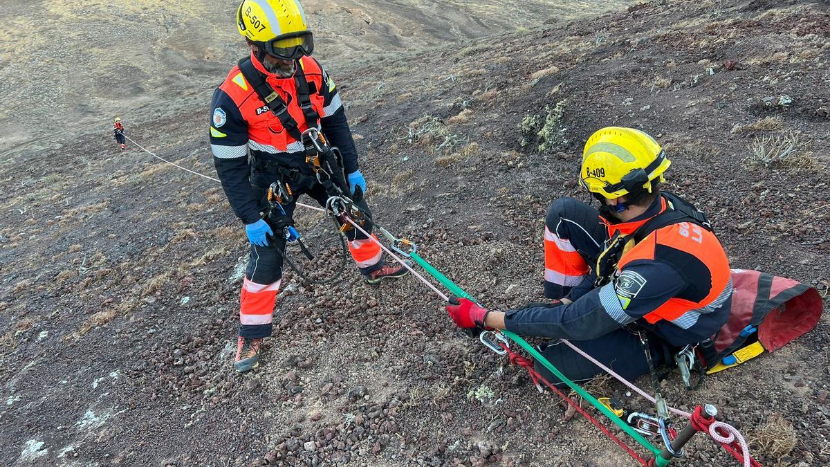 Rescate de dos senderistas en Montaña Guenia (Guatiza), en el municipio de Teguise.