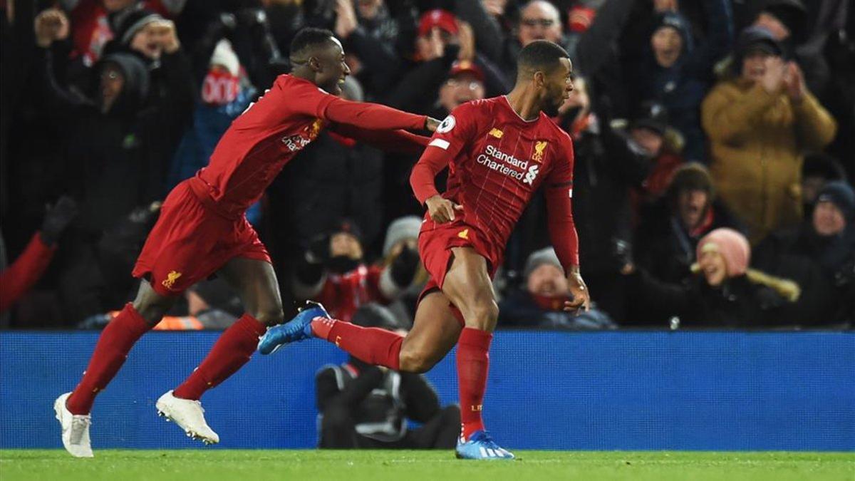 Keita celebra con Wijnaldum el 1-0 del Liverpool