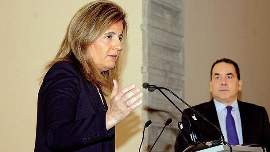 La ministra, durante un momento de su intervención, con el director de LA PROVINCIA, Antonio Cacereño, al fondo.