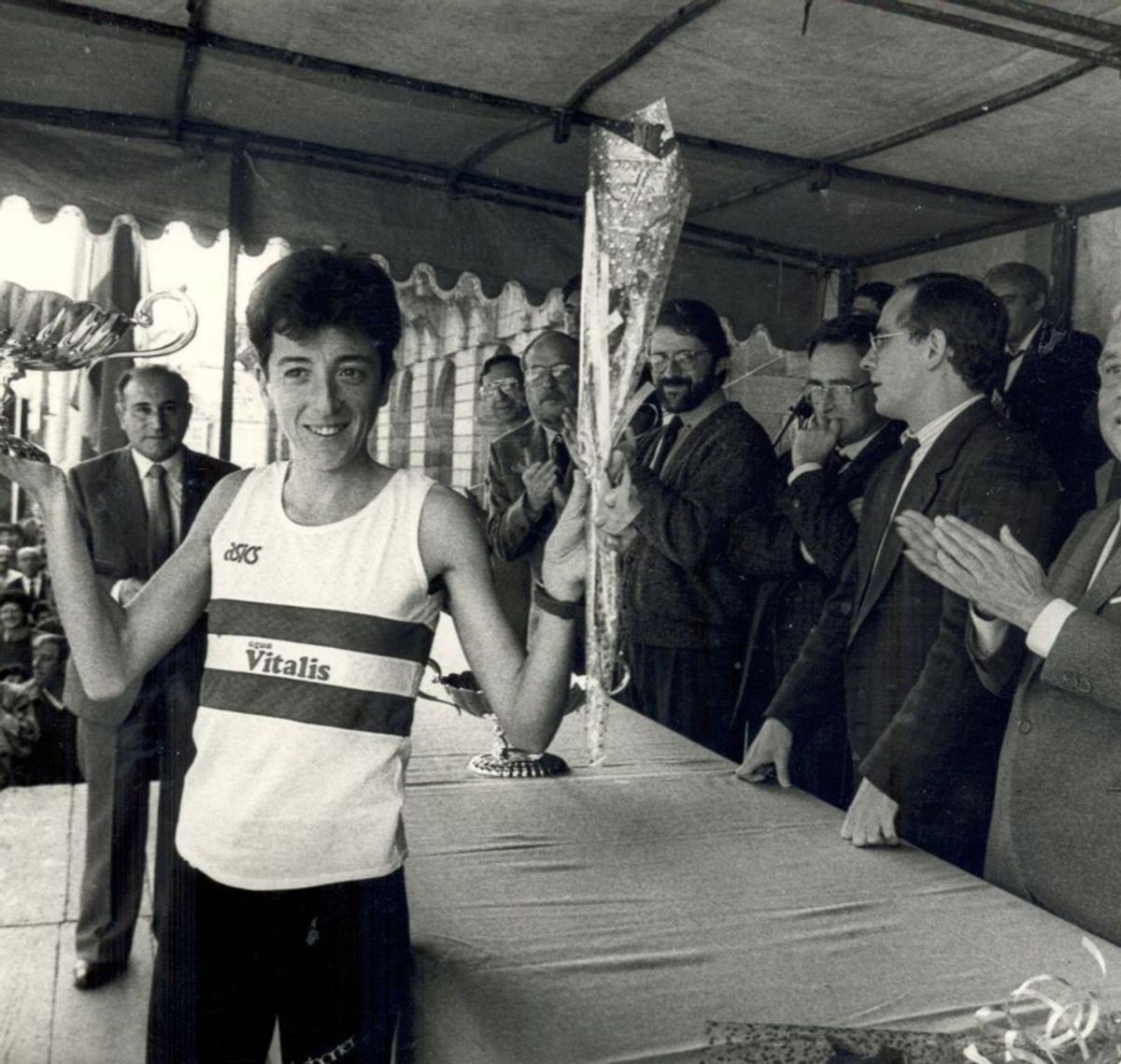 Rosa Mota recoge su trofeo como ganadora en Santiago / ecg