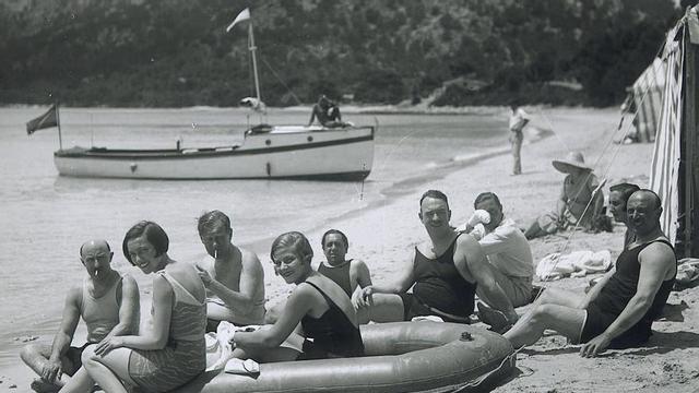 Badegäste am Strand von Formentor, etwa 1934. | FOTO: ARCHIVO BESTARD / „FORMENTOR. LA UTOPÏA POSIBLE“