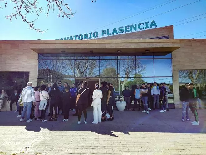 Las imágenes de la familia de la niña de dos años fallecida en el tiroteo de Plasencia en el tantaorio junto a Pizarro
