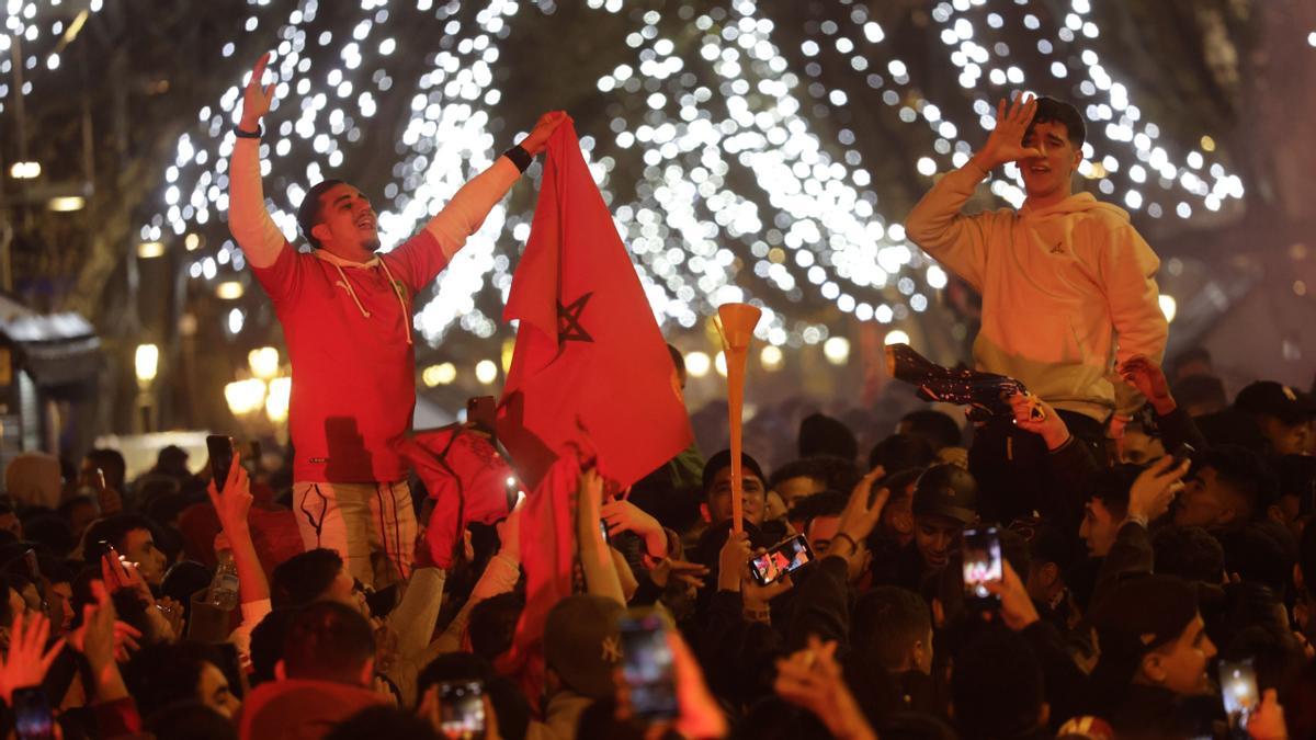 Seguidores marroquís celebran la victoria ante España en plaza Catalunya.