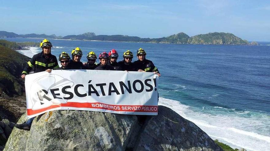 Una acción anterior de protesta de los Bombeiros do Morrazo en la Costa da Vela. // G.Núñez