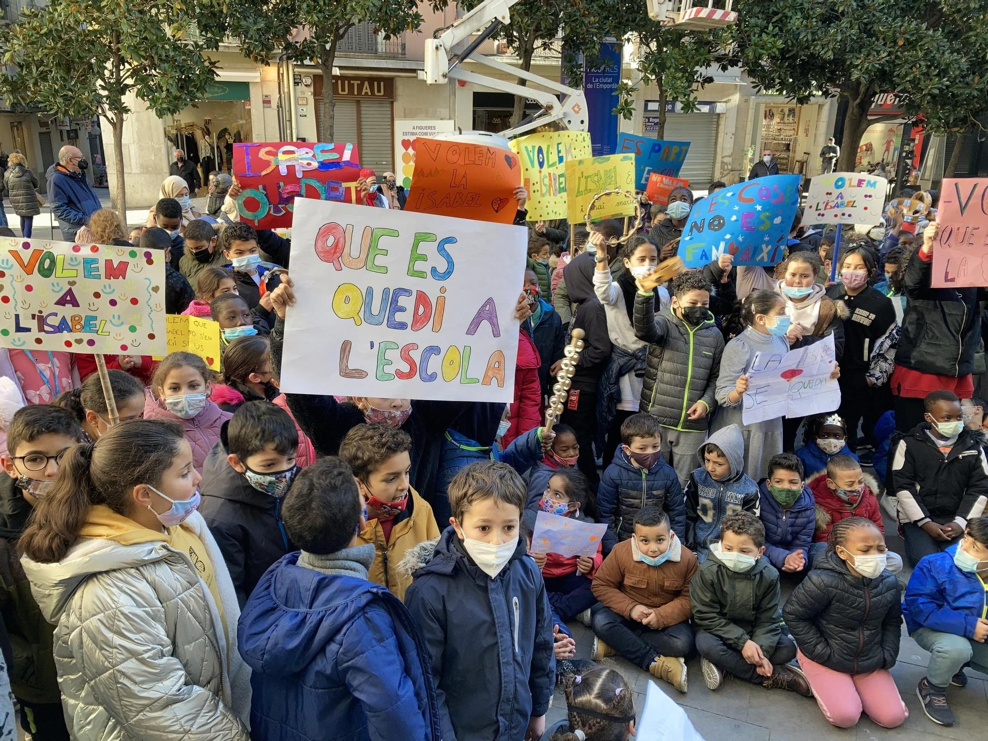 Protesta de l'Escola Anicet de Pagès davant l'Ajuntament de Figueres en defensa de la seva conserge