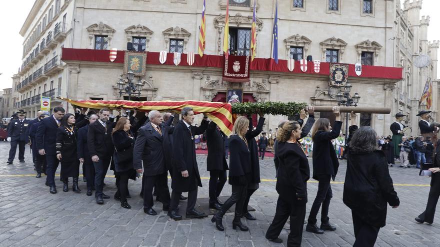 Festa de l&#039;Estendard: La plaza de Cort de Palma luce ya el estandarte del Rei en Jaume y la Cimera del Rei Martí