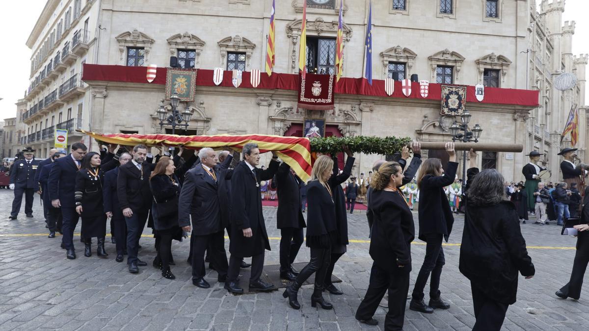 La plaza de Cort de Palma luce ya el estandarte del Rei en Jaume y la Cimera del Rei Martí