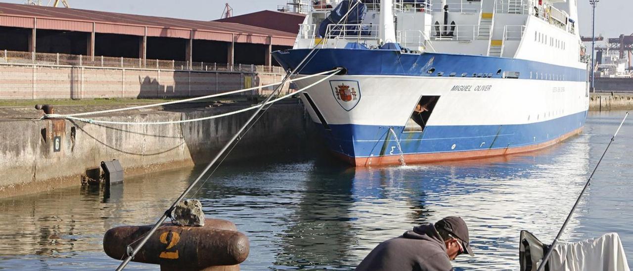 El buque “Miguel Oliver”, atracado en el puerto de Gijón. | Ángel González