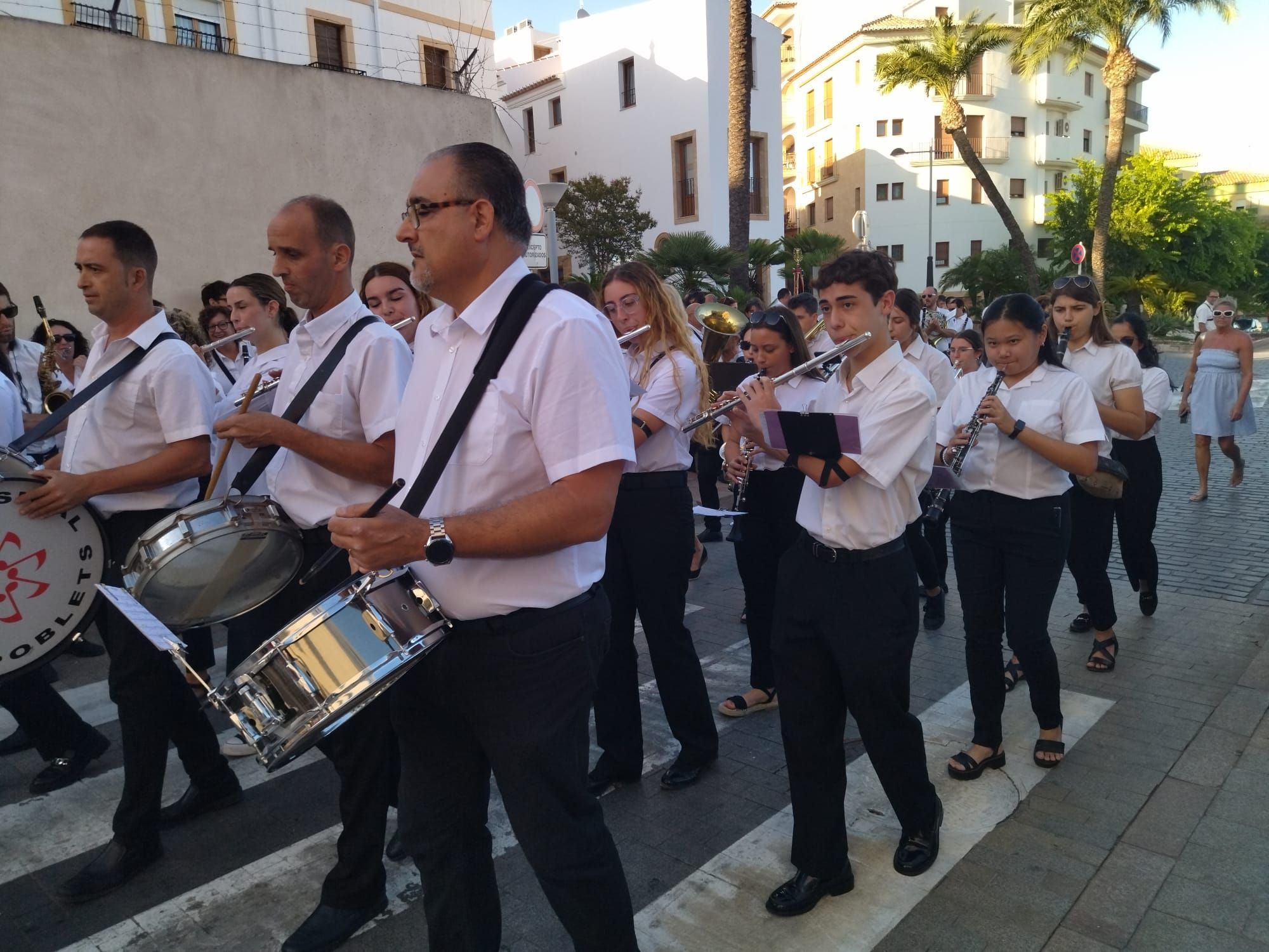 Xàbia, capital de la música: más de 800 músicos de toda la comarca llenan de vida las calles (imágenes)