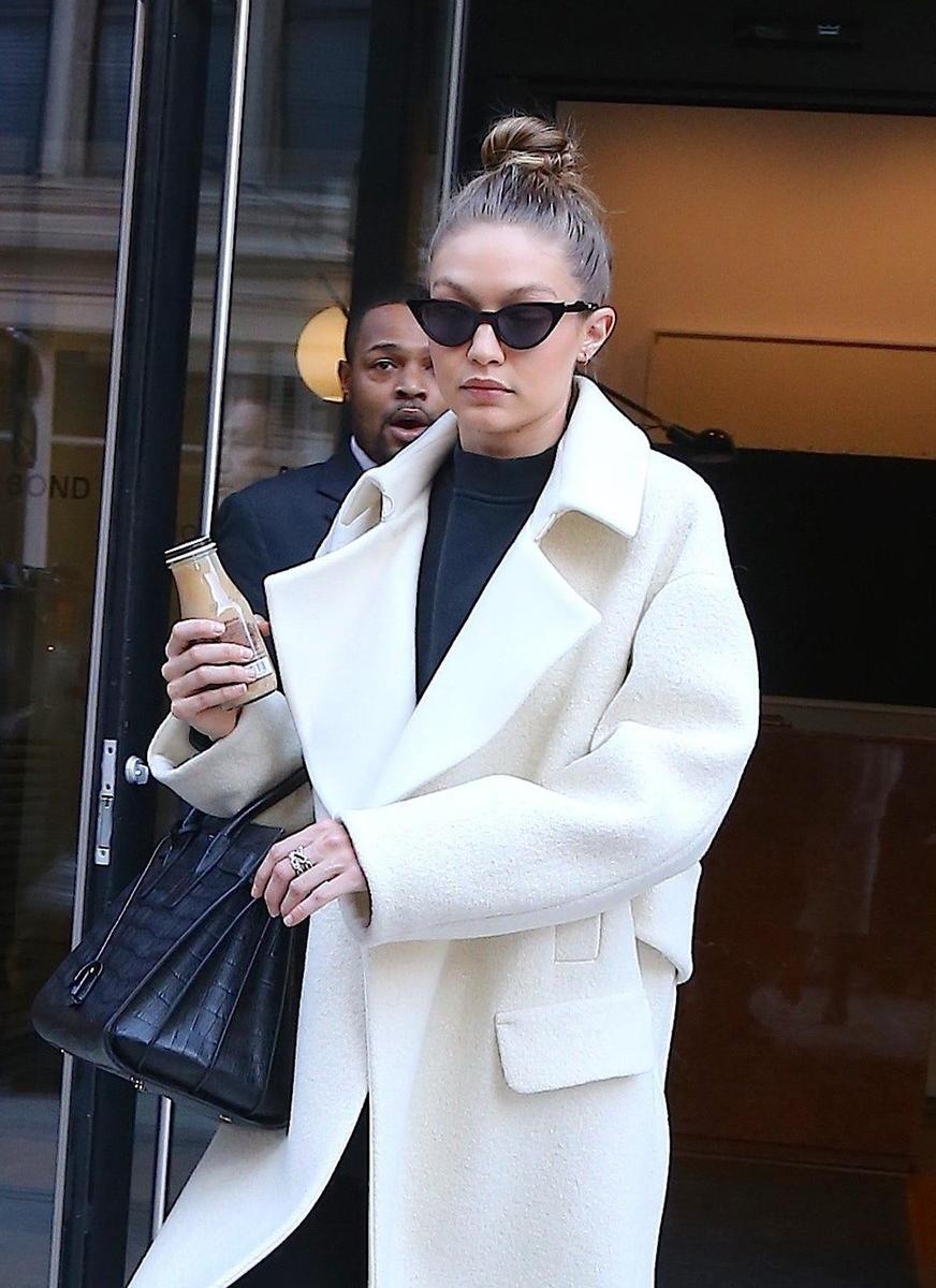 Gigi Hadid con abrigo blanco