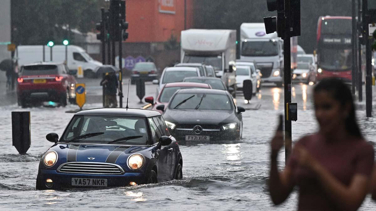 Fuertes lluvias y calles inundadas en Londres