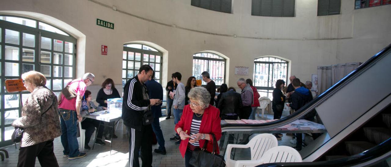 El voto en la playa y los «nuevos barrios», clave en la lucha entre la izquierda y la derecha en Alicante