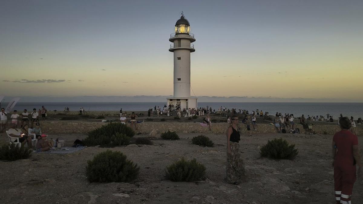 El faro se encendió al detectar que había oscurecido.