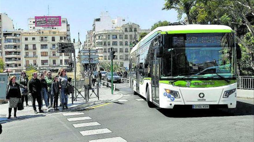 Un autobús eléctrico por las calles de Elche.