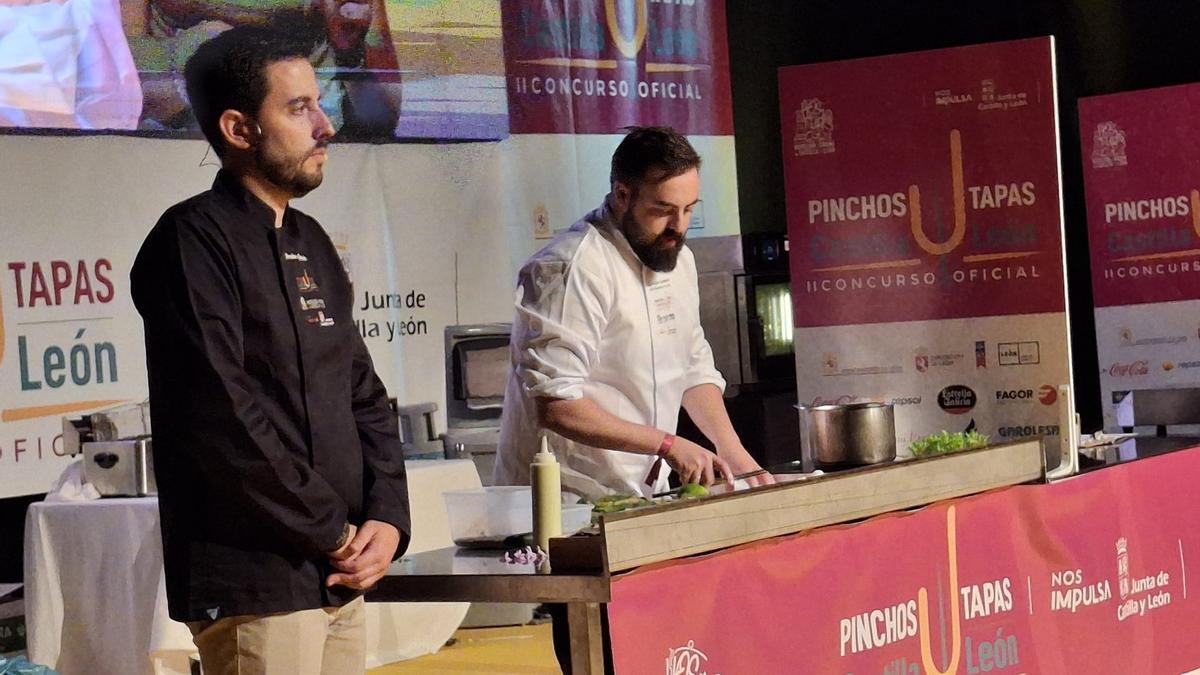Adrián Asensio, de Restaurante Cuzeo, y Jonatan Garrote, chef zamorano y conductor del certamen.