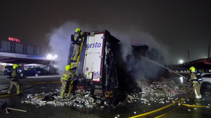 Arde un camión en un área de servicio de Alfajarín (Zaragoza)