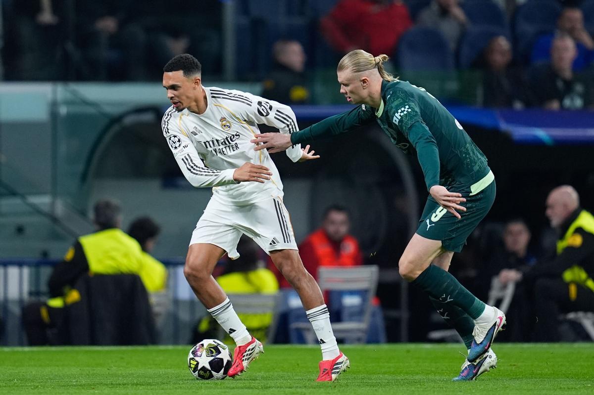 Haaland y Trent Alexander-Arnold pugando por un balón