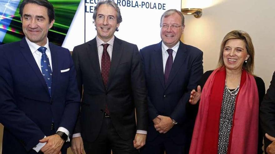 De izquierda a derecha, el consejero Suárez-Quiñones, el ministro De la Serna, Silván y la delegada del Gobierno Salgueiro.