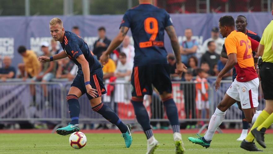 Uros Racic da un pase a Simone Zaza, en el partido amistoso de pretemporada contra el Galatasaray.