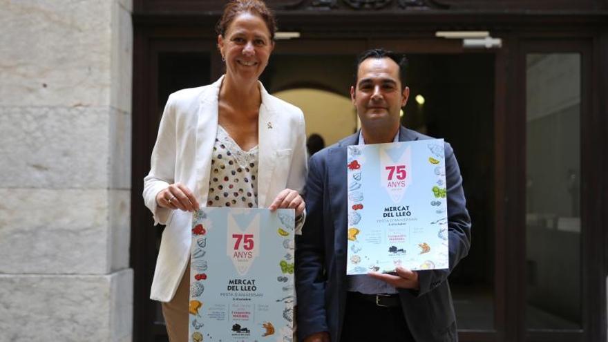 Marta Madrenas i Manel Rodríguez amb el cartell de l&#039;aniversari