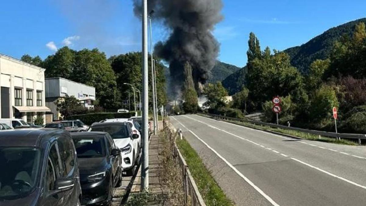 Incendio en una nave industrial de Ripoll