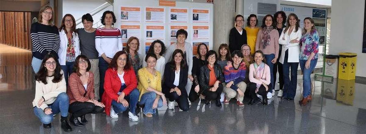 Las investigadoras viguesas, ante un panel de economistas destacadas instalado en la facultad. // Duvi