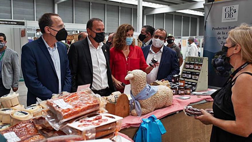 Las autoridades visitan uno de los 72 puestos de empresarios. 