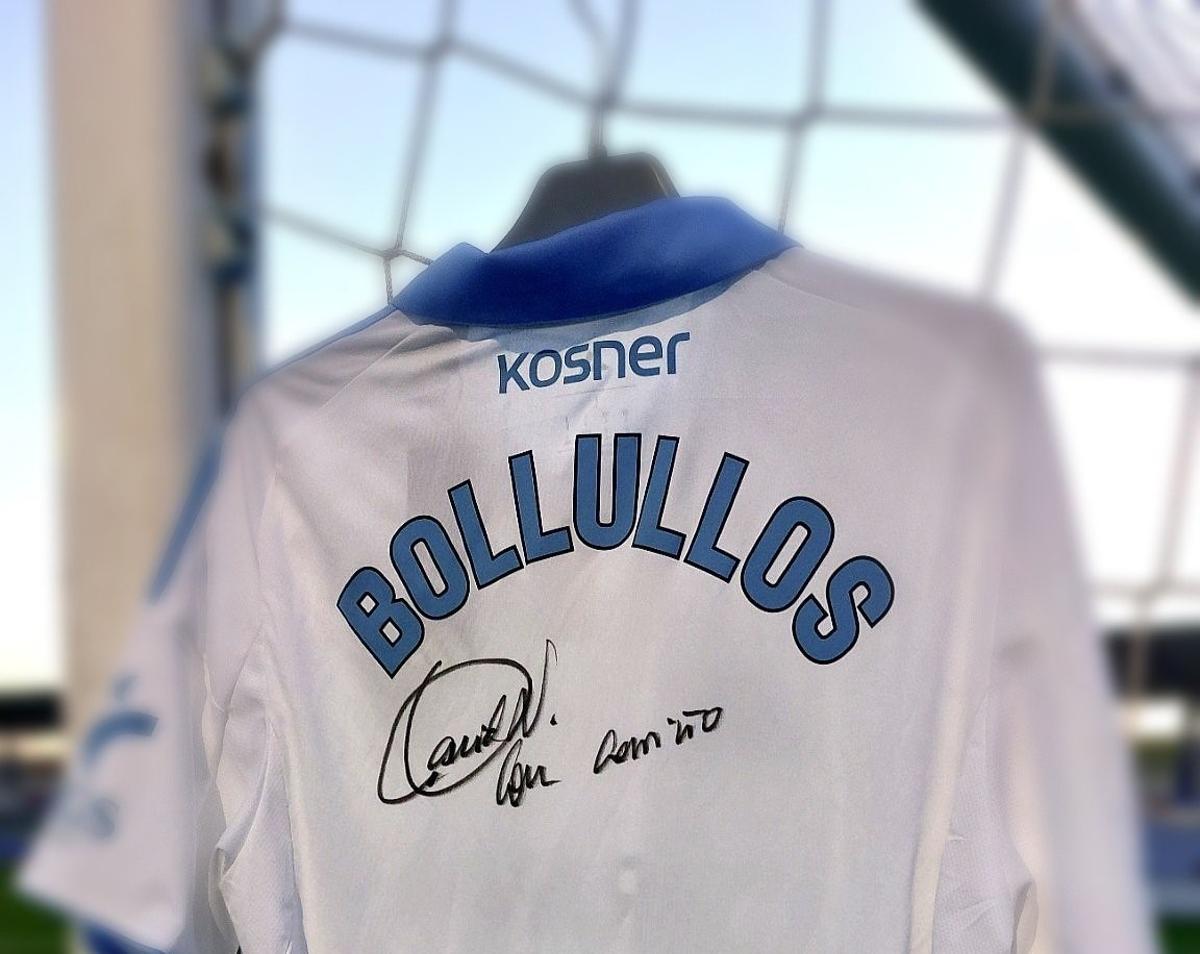 La camiseta firmada del Real Zaragoza, colgada en la portería del club onubense.
