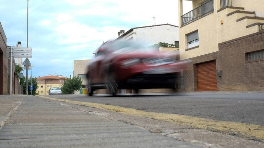 Un vehicle ransitant depressa pel carrer Ter.