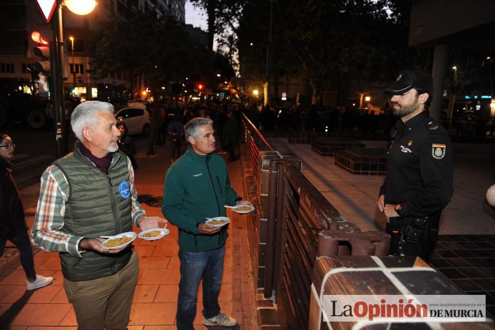 La noche de protesta de los agricultores se pasa con migas