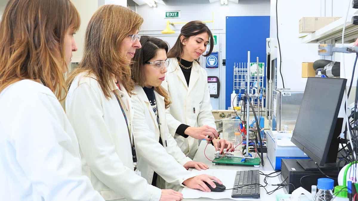 La profesora Prietó-Simón, con su grupo de investigación en el laboratorio del ICIQ.