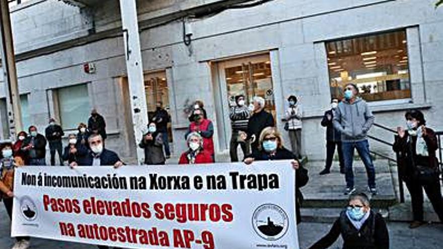 Vecinos de Teis exigen la mejora de los pasos elevados en la AP-9