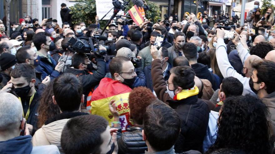 Els líders de Vox entrant a la plaça Espanyola de l&#039;Hospitalet de Llobregat, envoltats de seguidors el 7 de febrer de 2021