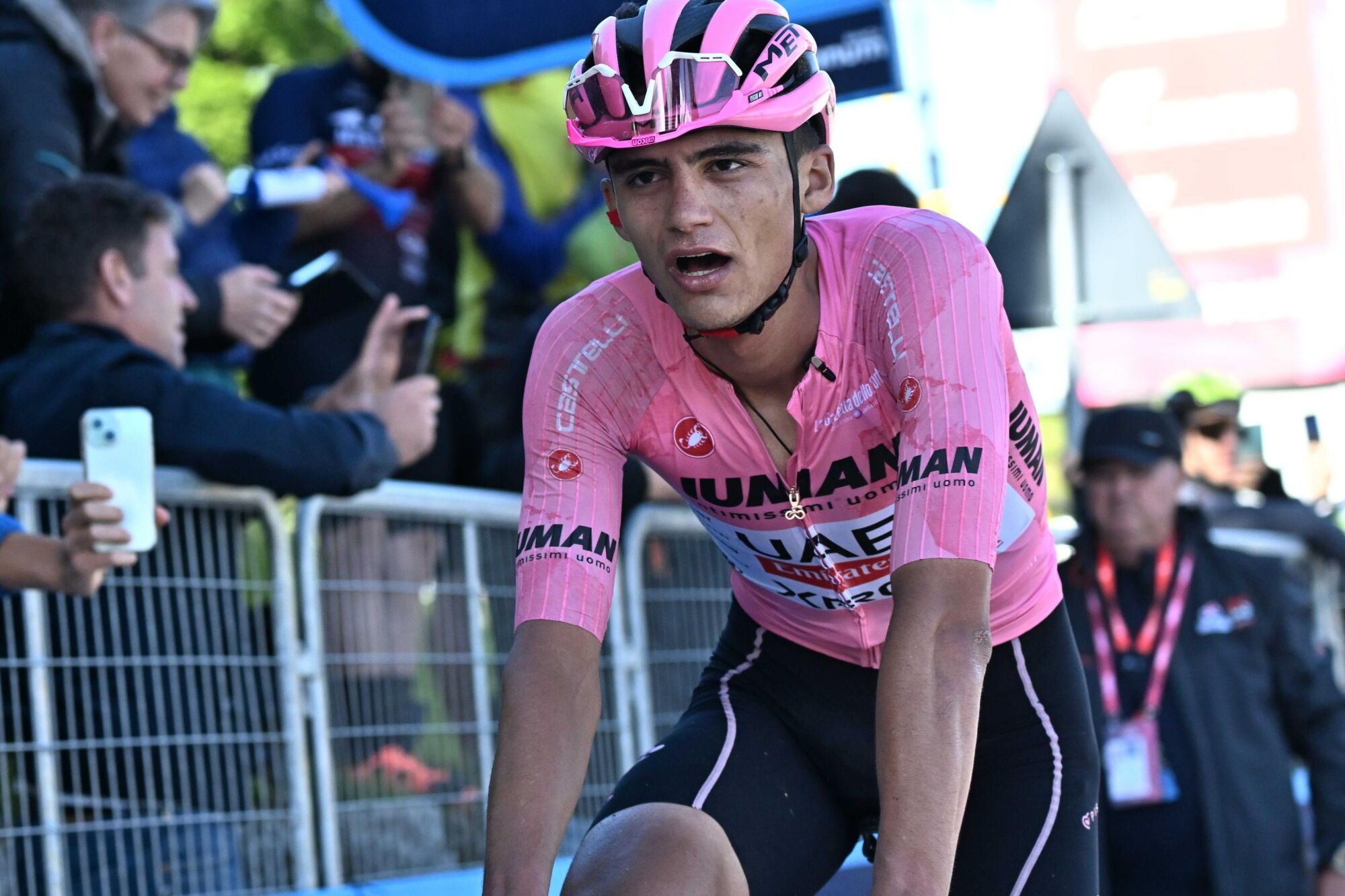 SAN VALENTINO (Italy), 27/05/2025.- Mexican rider Isaac Del Toro Romero of UAE Team Emirates XRG wearing the overall leader's pink jersey, in action druing the 16th stage of the 108 Giro d'Italia 2025, cycling race over 203 km from Piazzola sul Brenta to San Valentino, Italy, 27 May 2025. (Ciclismo, Italia) EFE/EPA/LUCA ZENNARO