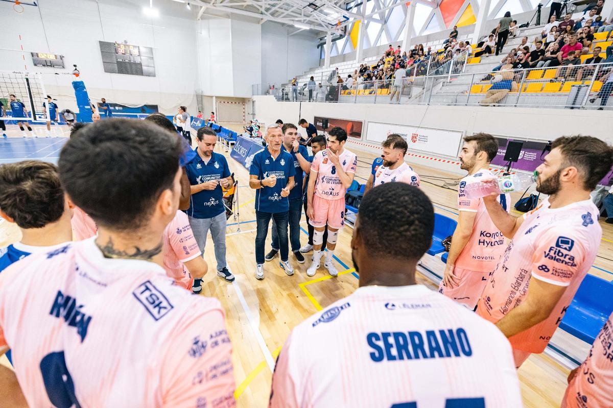 Zanini da instrucciones al equipo.
