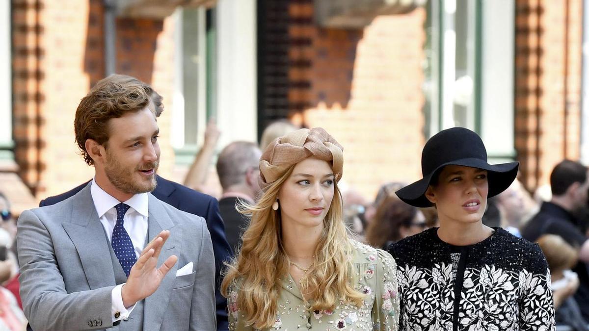 Pierre Casiraghi, Beatrice Borromeo y Charlotte Casiraghi en la boda