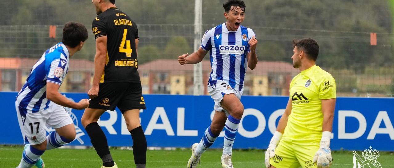 Jonathan Gómez celebra el primer tanto de la Real frente al Baleares.