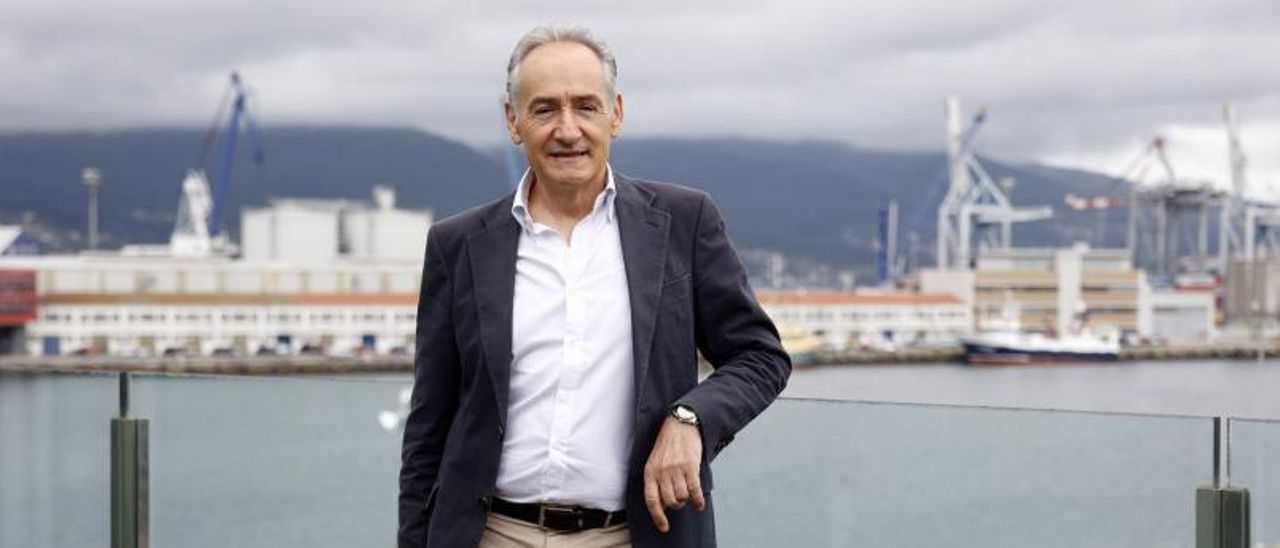 José Benito Suárez Costa ante uno de los muelles del Puerto de Marín.   | // GUSTAVO SANTOS